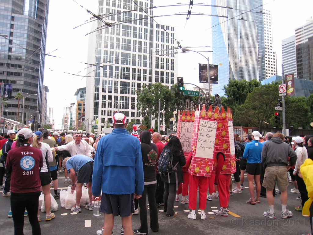 2011 Bay to Breakers Sunday 0105.JPG - I was able to participate in the 2011, 100th anniversary of the San Francisco Bay to Breakers 12K race. A great weekend for sight seeing and racing.
